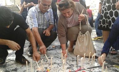 	وفد من منظمة حمورابي لحقوق الإنسان يزور موقع جريمة الكرادة ويشعل الشموع ويرفع الصلوات على أرواح الشهداء