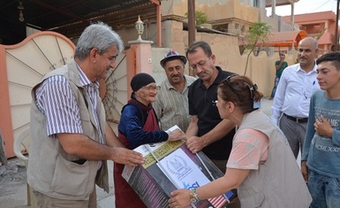 Hammurabi Human Rights Organization continues to implement its field relief program and includes (320) families in Baghdida (Karakush)  by distributing 250 domestic systems for purification and desalination of water